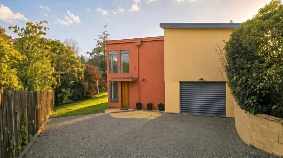 Mountain & Lake Views, Rooftop Deck, Sleeps 10 - Family Home Near Lake Wānaka House in Wanaka