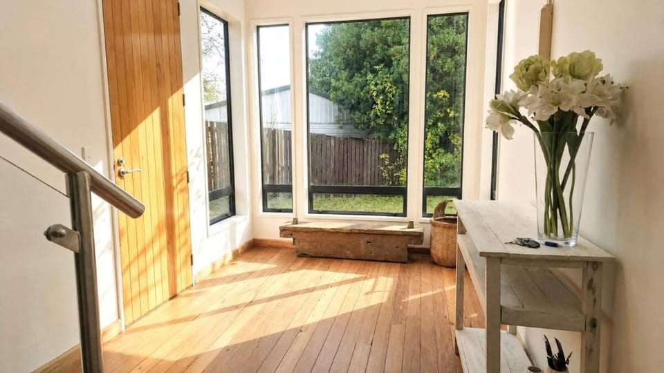 Mountain & Lake Views, Rooftop Deck, Sleeps 10 - Family Home Near Lake Wānaka House in Wanaka