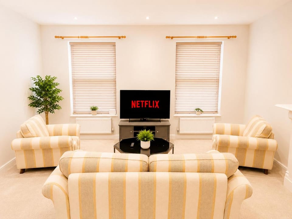 TV and multimedia, Living room, Seating area, Evening entertainment