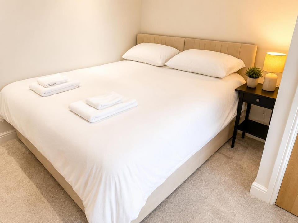 Bed, Photo of the whole room, Bedroom, towels