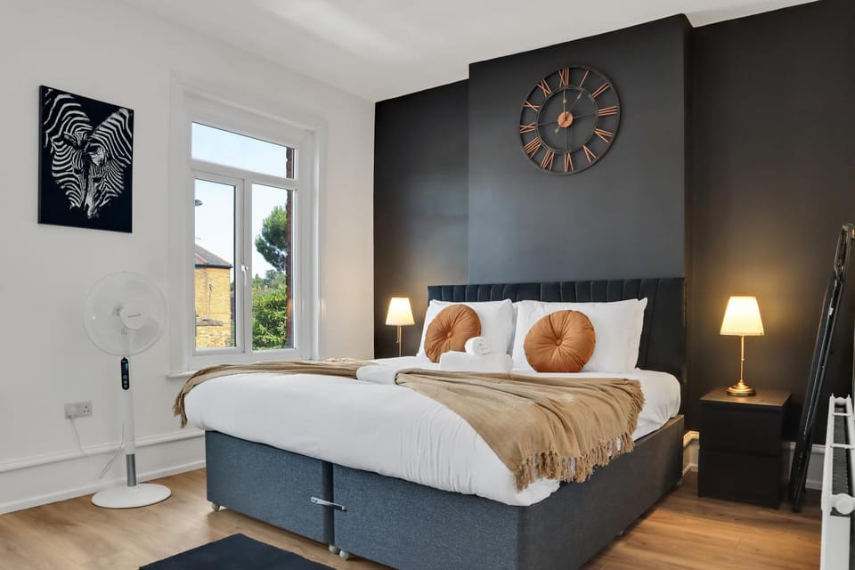 Bed, Photo of the whole room, Bedroom