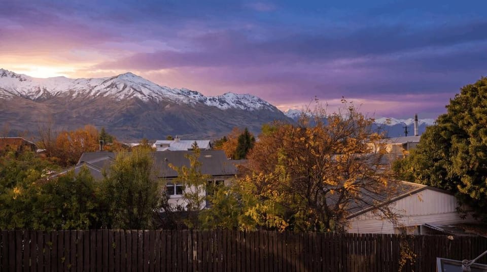 Mountain & Lake Views, Rooftop Deck, Sleeps 4 - Family Home Near Lake Wānaka House in Wanaka