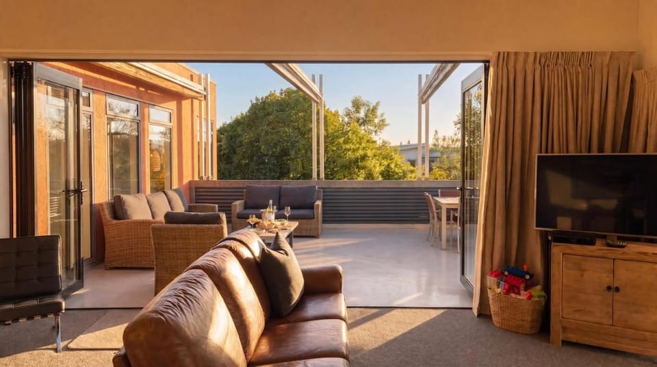 Mountain & Lake Views, Rooftop Deck, Sleeps 4 - Family Home Near Lake Wānaka House in Wanaka