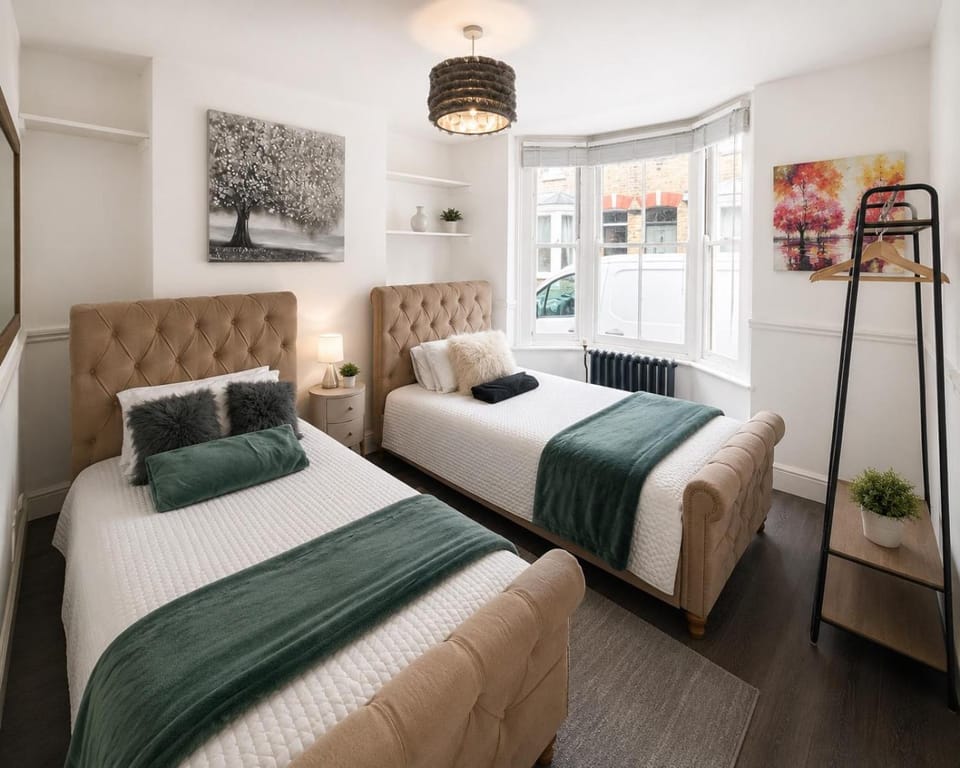 Canterbury City Centre House - Parking and Hot Tub House in Canterbury
