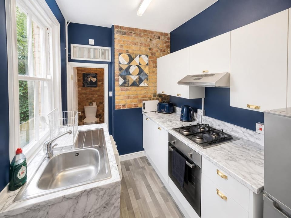 Canterbury City Centre House - Parking and Hot Tub House in Canterbury