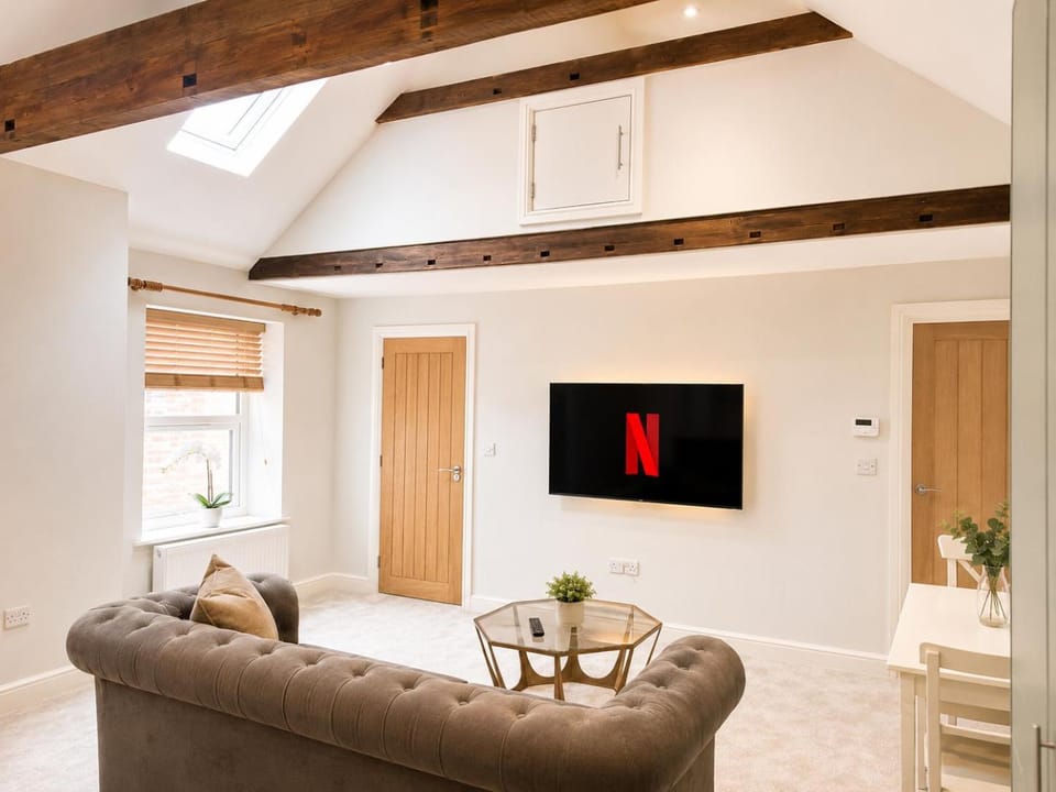 TV and multimedia, Living room, Seating area, Evening entertainment