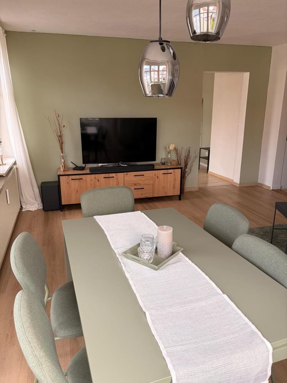 TV and multimedia, Living room, Seating area, Evening entertainment