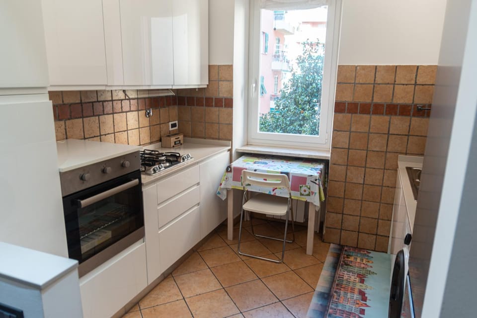 Kitchen or kitchenette, washing machine