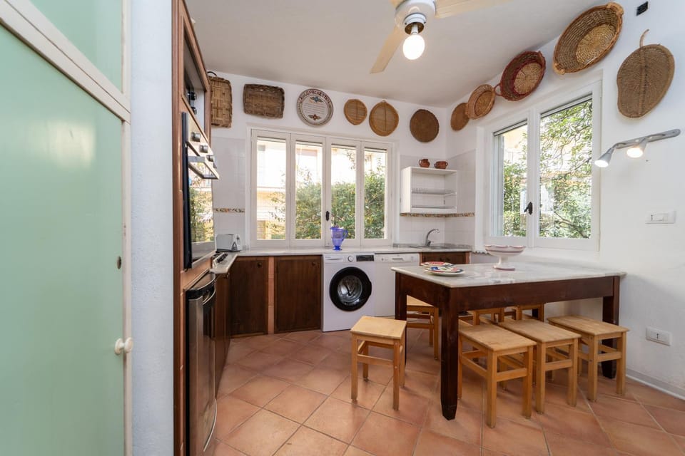 Kitchen or kitchenette, Dining area, stove, washing machine