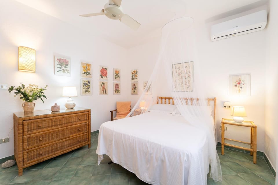 Bed, Photo of the whole room, Bedroom, air conditioner