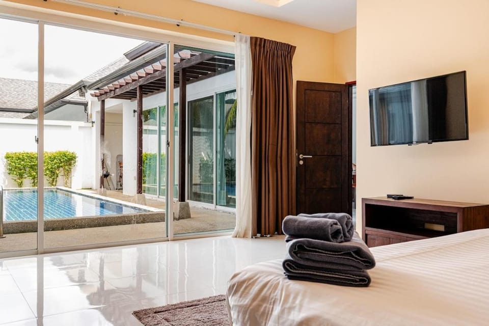 Bed, TV and multimedia, Bedroom, Swimming pool