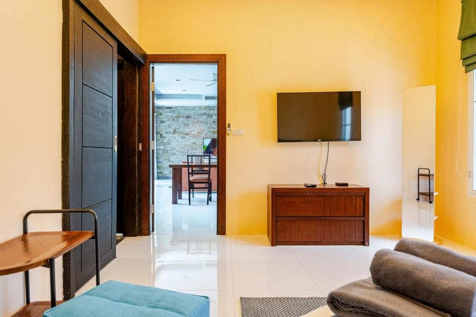 Bed, TV and multimedia, Bedroom