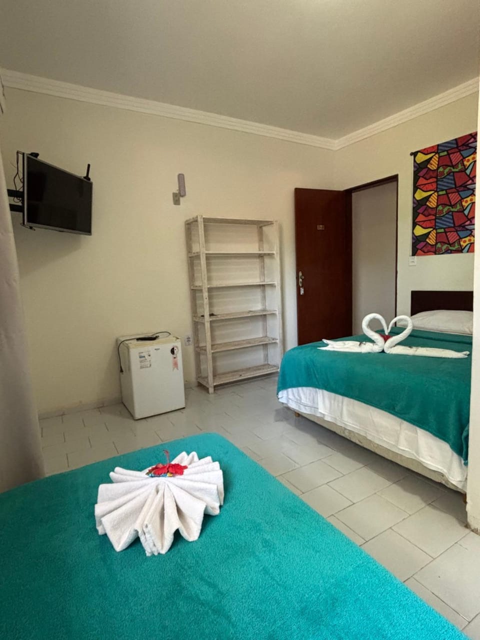 Bed, TV and multimedia, Photo of the whole room, Bedroom, towels