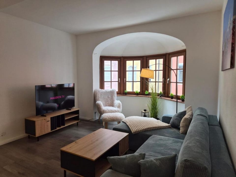 TV and multimedia, Living room, Seating area, Evening entertainment