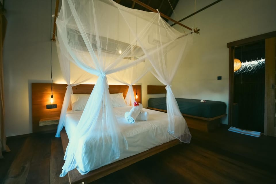 Bed, Bedroom, towels