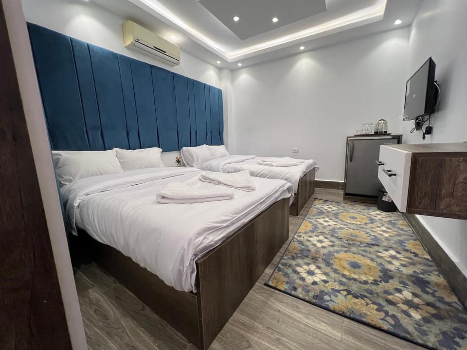 Bed, TV and multimedia, Bedroom