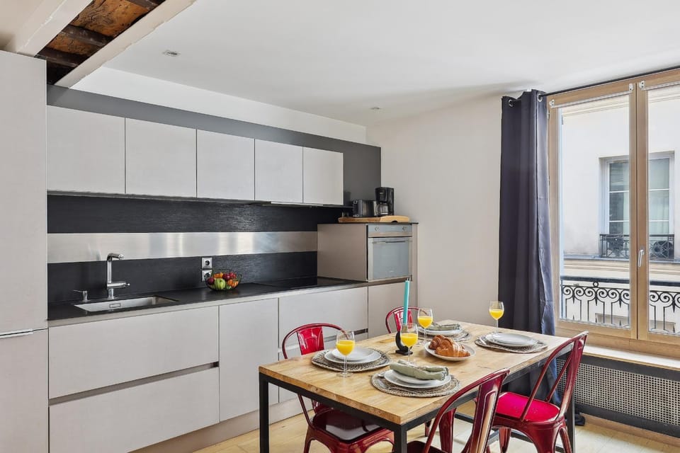 Kitchen or kitchenette, Food and drinks, Dining area, Food, Drinks