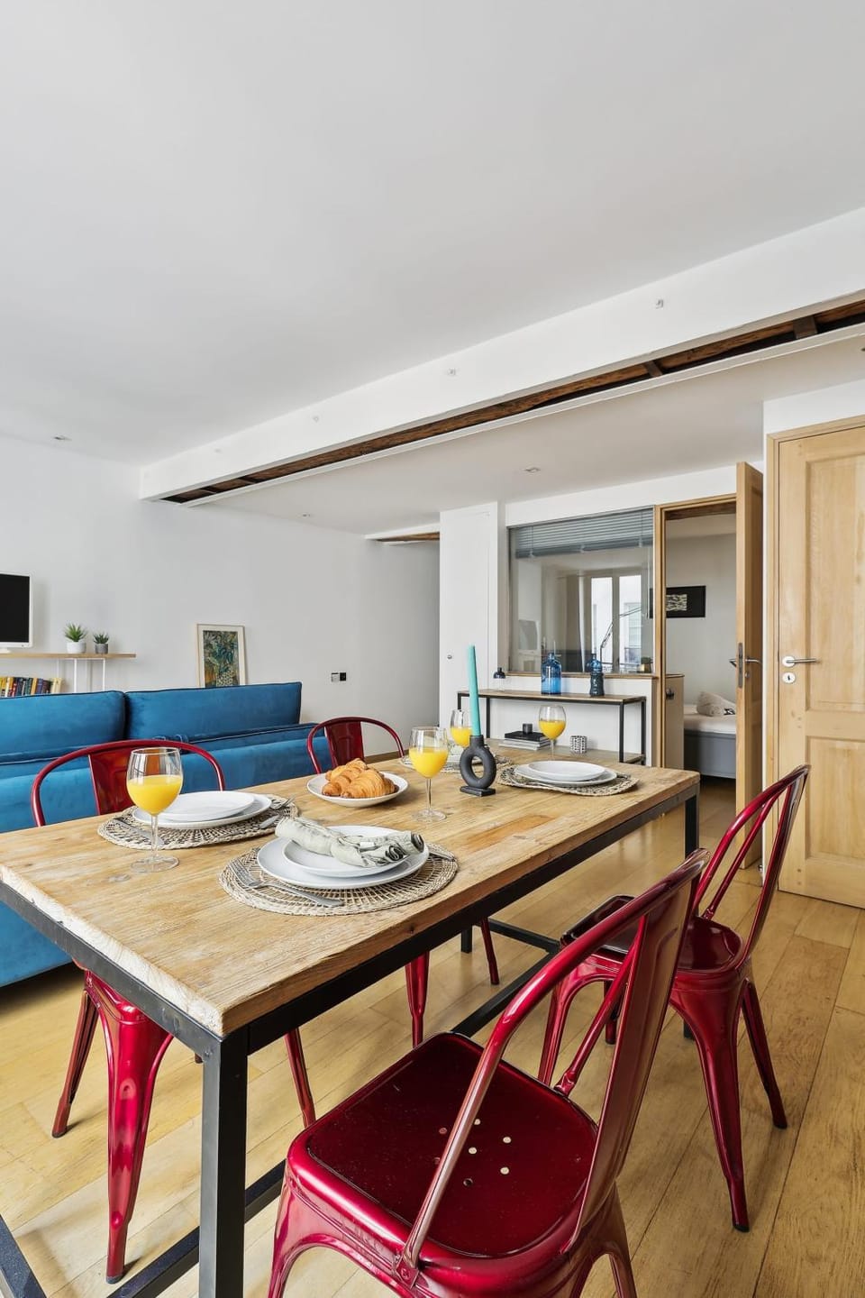 Kitchen or kitchenette, Living room, Food and drinks, Seating area, Dining area, Food