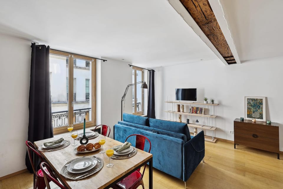 Property building, TV and multimedia, Living room, Food and drinks, Seating area, Dining area, Food
