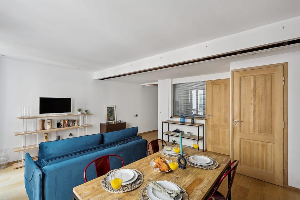 TV and multimedia, Living room, Food and drinks, Seating area, Dining area, Food