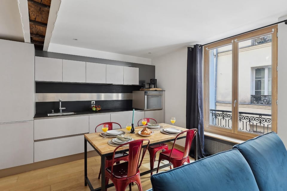 Kitchen or kitchenette, Living room, Seating area, Dining area, stove