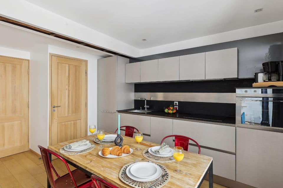 Coffee/tea facilities, Kitchen or kitchenette, Food and drinks, Dining area, Food, stove