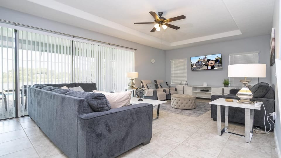 Lakefront 4BR Villa with Pool at Balmoral Resort Villa in Haines City