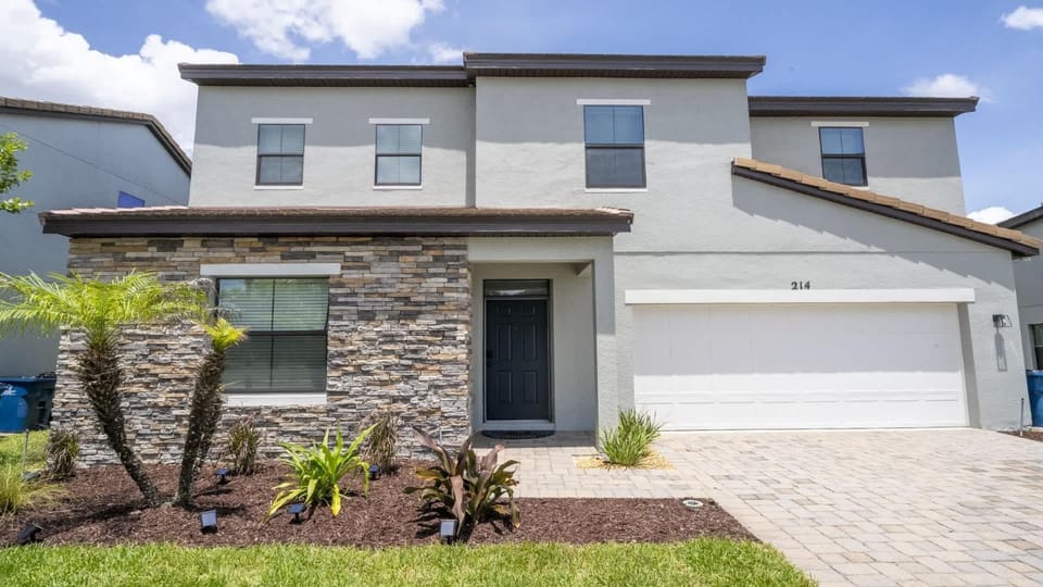 Lakefront 4BR Villa with Pool at Balmoral Resort Villa in Haines City