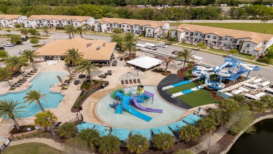 Lakefront 4BR Villa with Pool at Balmoral Resort Villa in Haines City