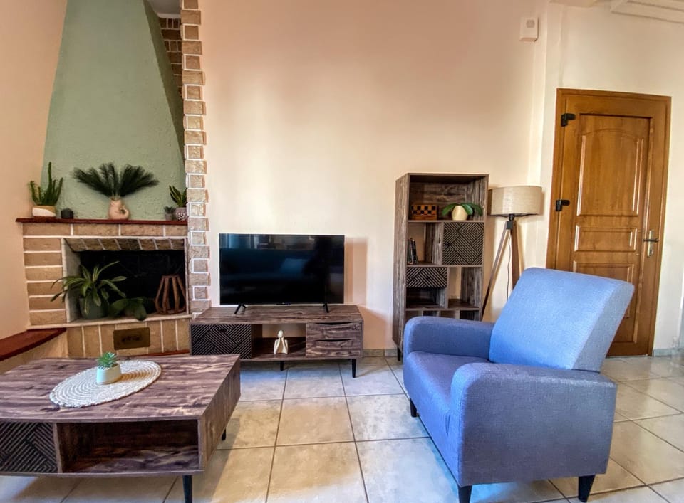 TV and multimedia, Living room, Seating area, Evening entertainment