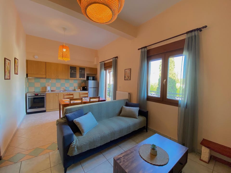 Kitchen or kitchenette, Living room, Seating area, Dining area, pet friendly, stove