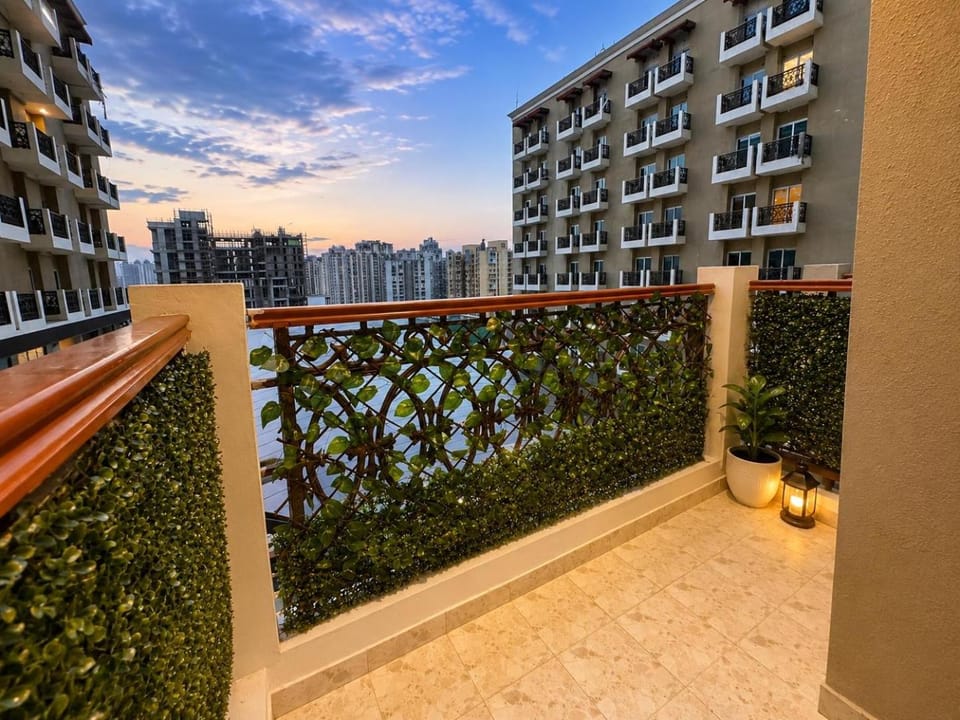 Property building, View (from property/room), Balcony/Terrace, City view