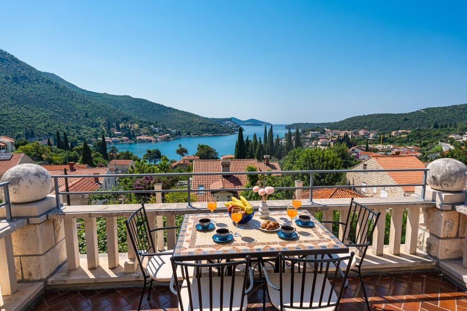 Quiet sea view good location apartment with terrace Apartment in Dubrovnik-Neretva County