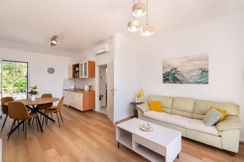 Quiet sea view good location apartment with terrace Apartment in Dubrovnik-Neretva County
