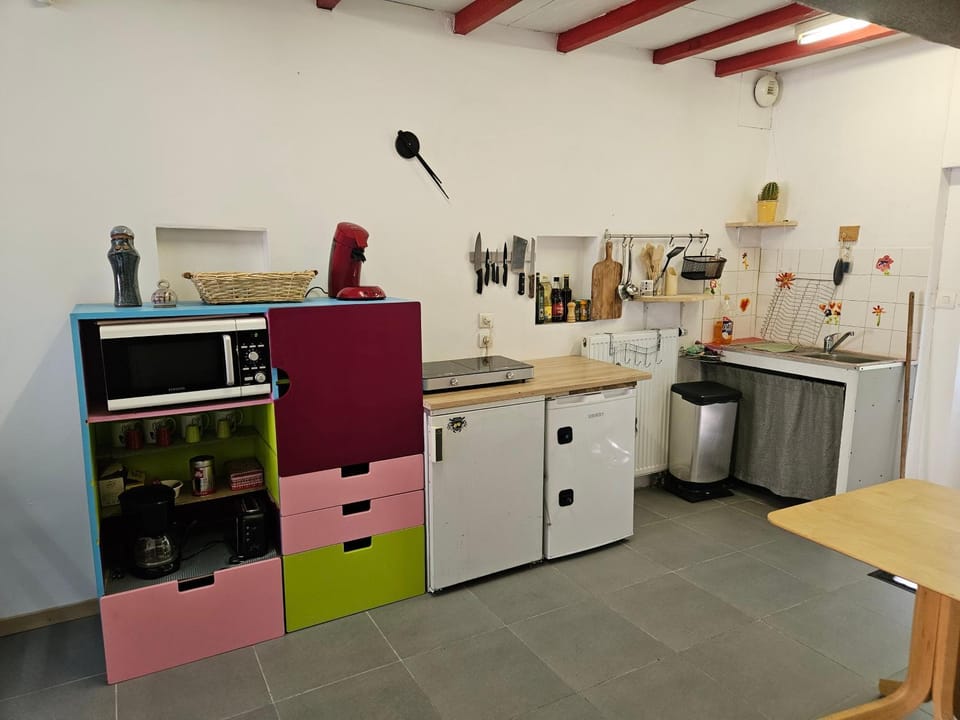 Kitchen or kitchenette, minibar, stove