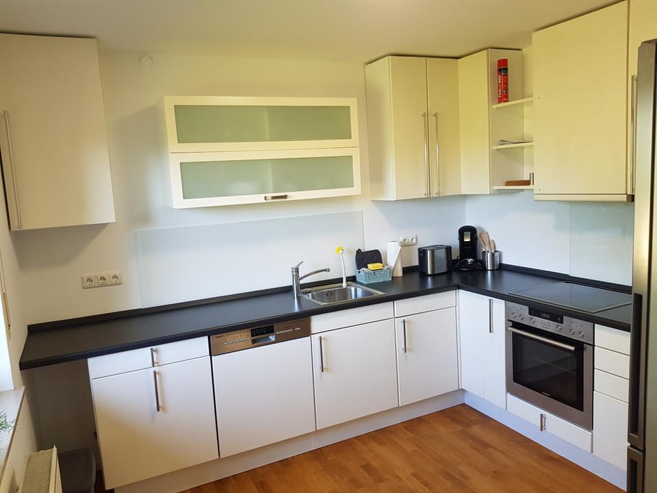 Coffee/tea facilities, Kitchen or kitchenette, dishwasher, oven, stove, toaster