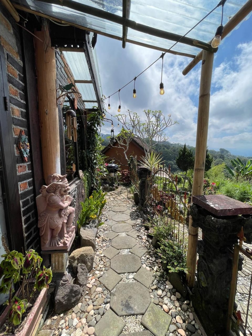 Cozy Private Vintage Cottage near Lake House in Bali