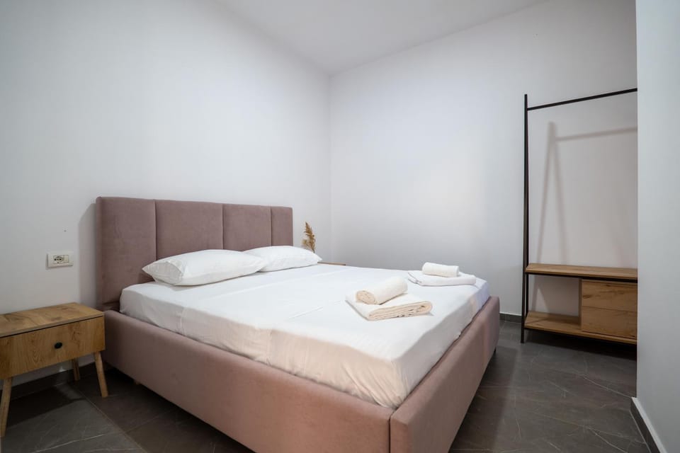 Bed, Bedroom, towels