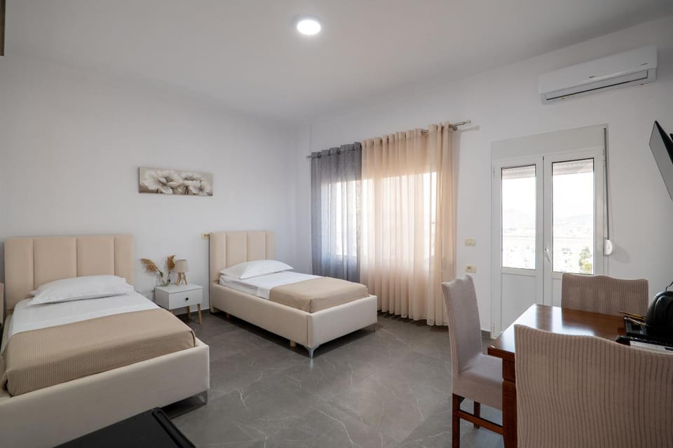 Bed, TV and multimedia, Seating area, air conditioner