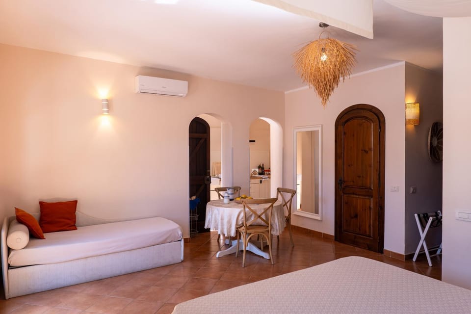 Photo of the whole room, Dining area