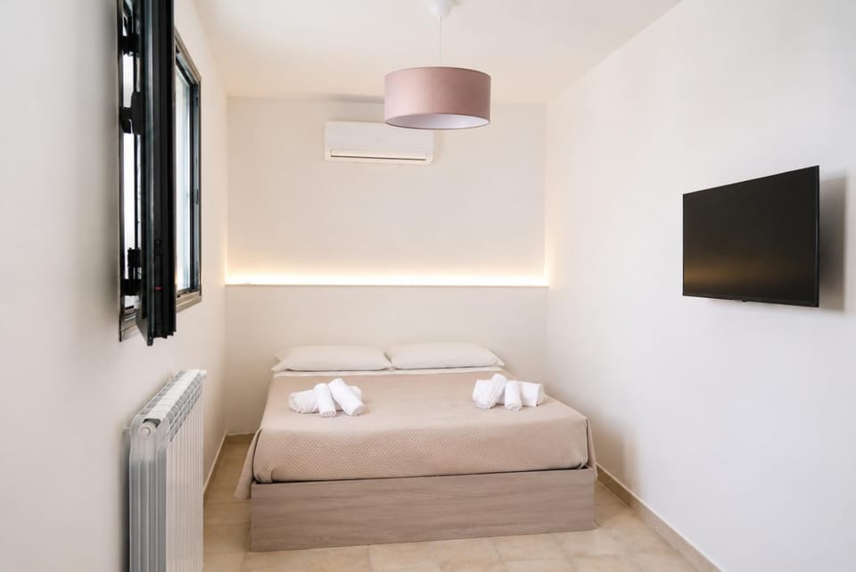 Bed, TV and multimedia, Photo of the whole room, Bedroom, towels, air conditioner