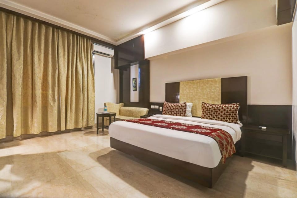 Bed, Living room, Photo of the whole room, Seating area, Bedroom
