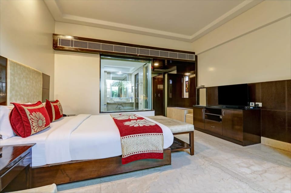 Communal lounge/ TV room, Bed, TV and multimedia, Living room, Photo of the whole room, Seating area, Evening entertainment, Bedroom
