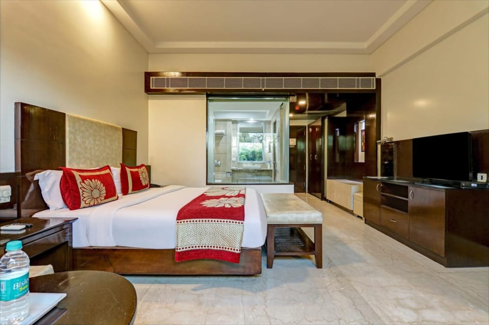 Communal lounge/ TV room, Bed, TV and multimedia, Living room, Photo of the whole room, Seating area, Evening entertainment, Bedroom