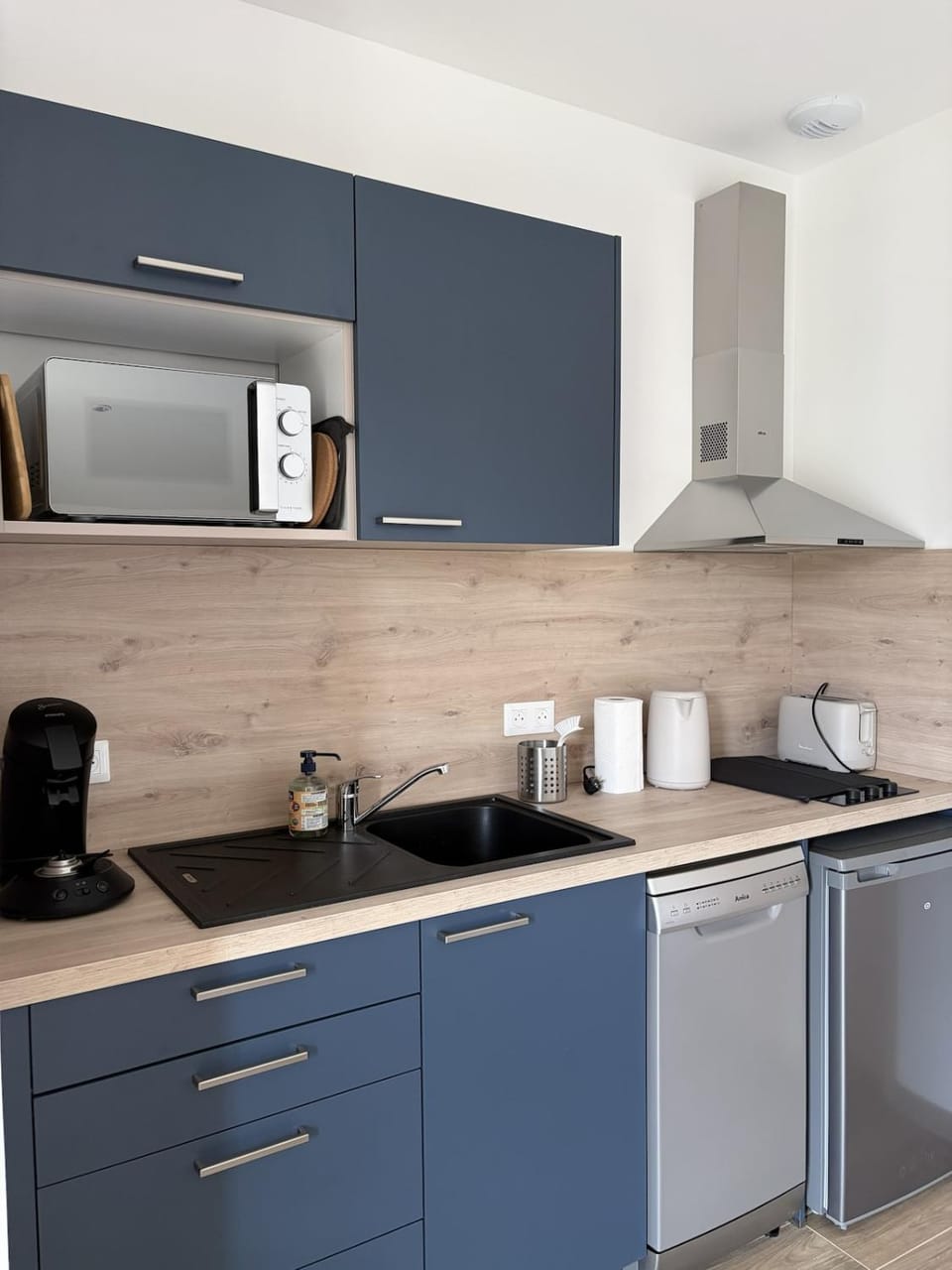 Coffee/tea facilities, Kitchen or kitchenette, dishwasher, stove, toaster