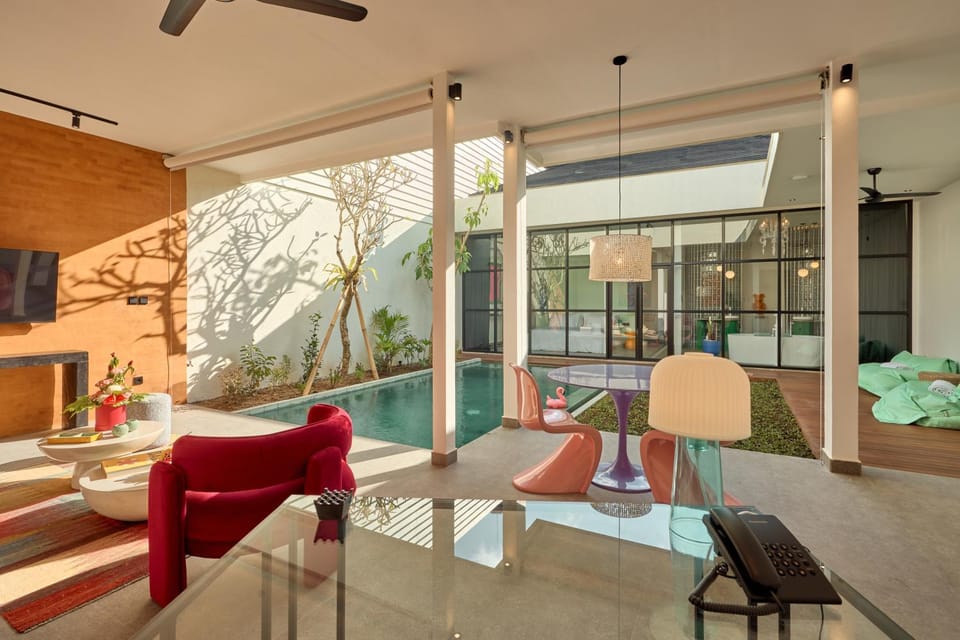 Living room, Dining area, Swimming pool