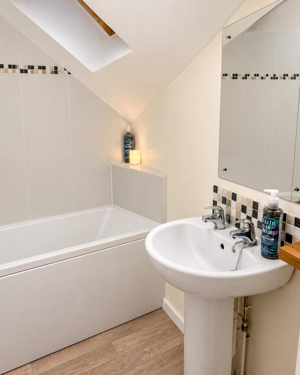 Charming Sea view Apt, 2 min to SEA & FREE parking, small dog Apartment in Lyme Regis