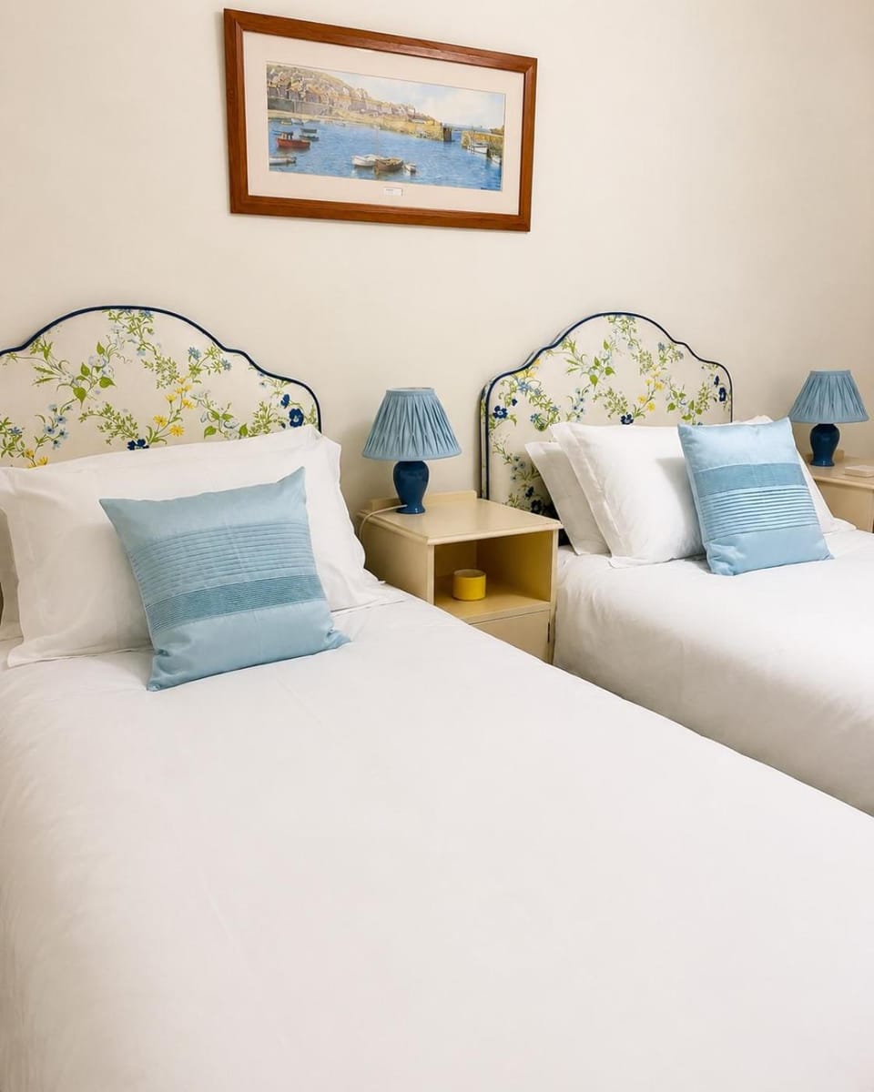 Charming Sea view Apt, 2 min to SEA & FREE parking, small dog Apartment in Lyme Regis