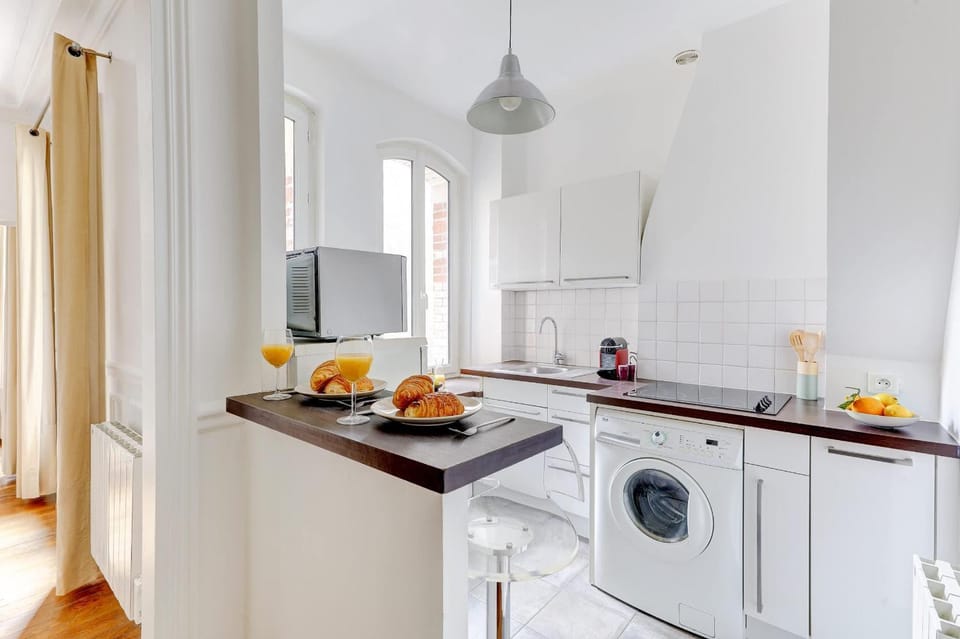 Kitchen or kitchenette, Food and drinks, Dining area, Food, stove, washing machine