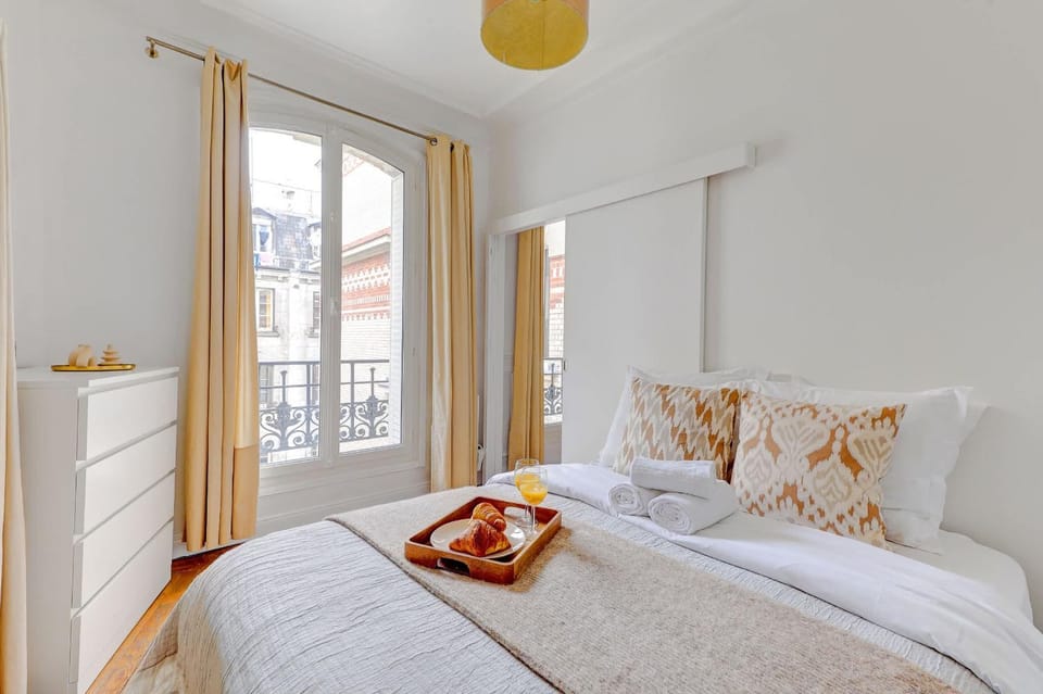 Property building, Bed, Photo of the whole room, Bedroom